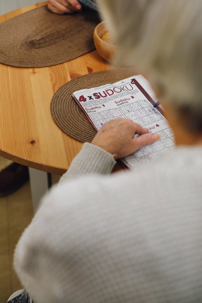 Welche Dinge kann man gegen Demenz tun? Im Bild macht eine ältere Dame Sudoku.