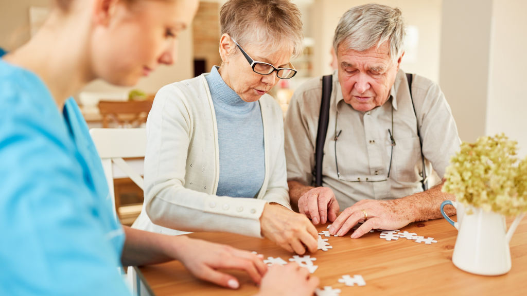 Kognitives Training, wie z.B. puzzlen kann gegen Demenz helfen.