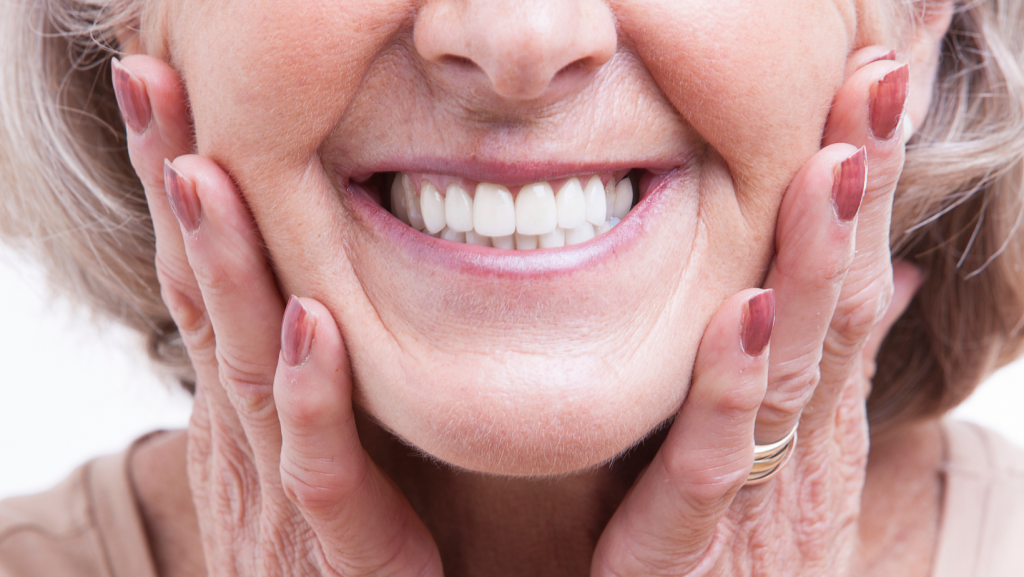 Ein gesundes Zahnfleisch könnte ein protektiver Faktor für Demenz sein. 